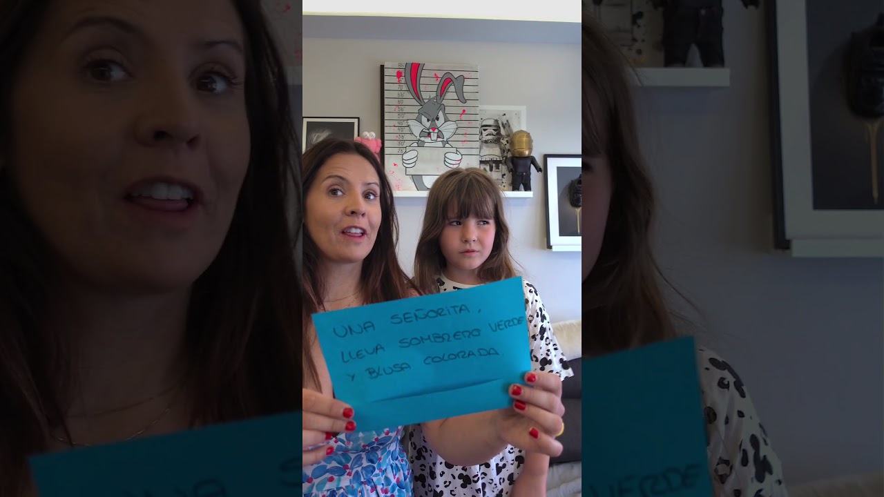 una señorita muy señoreada lleva sombrero verde y blusa colorada