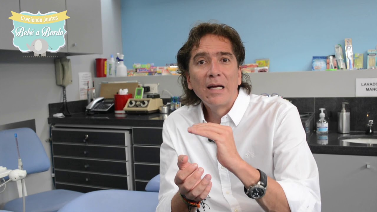 sapo en la boca de un bebe